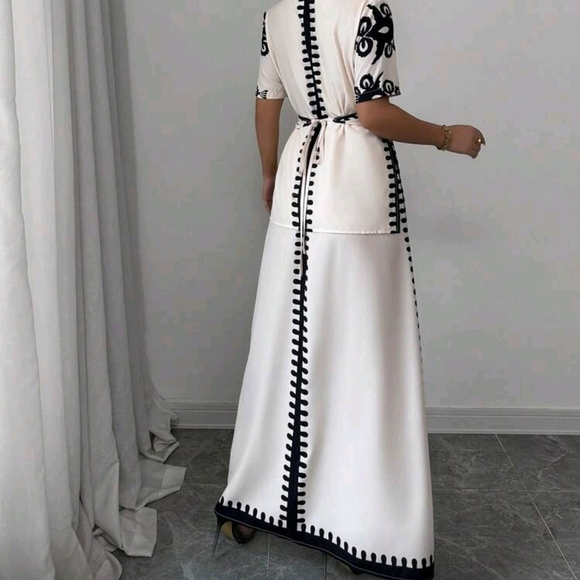 Elegant Black and White Maxi Dress - Picture 4 of 6